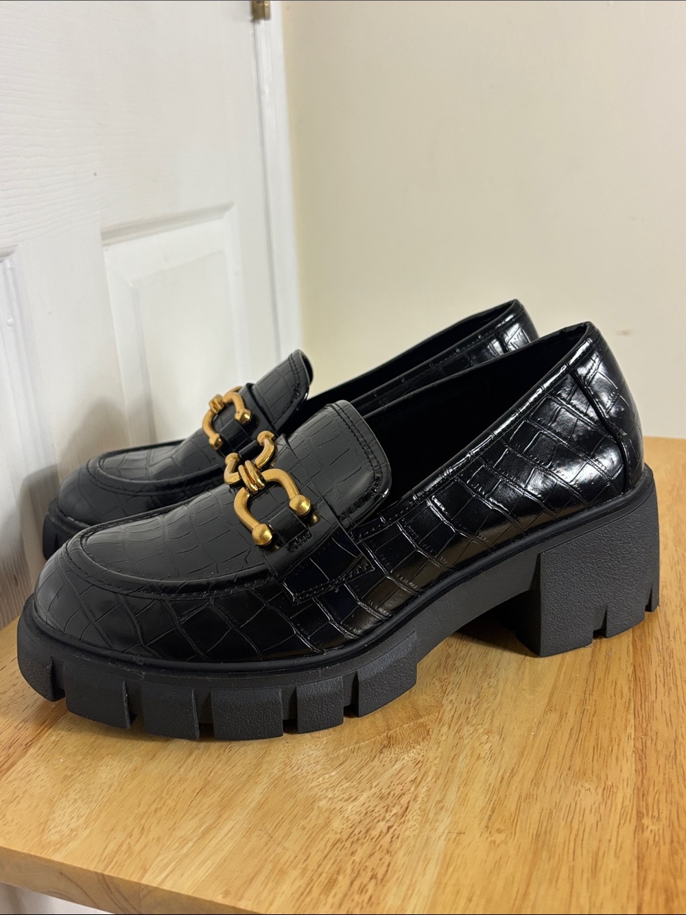 Torrid Black Croc-Embossed Chunky Loafer Gold Chain Accent Size 10.5 Wide Width